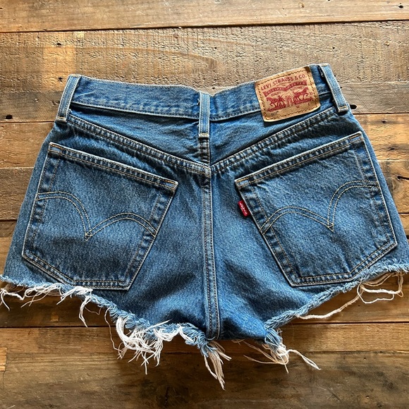 Levis 501 high waisted shorts - Picture 2 of 2